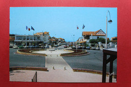 28546   CPM  LACANAU OCEAN : Le Rond Point  Place Du Générale De Gaulle  !!   Carte Photo 1986 !! ACHAT DIRECT !! - Sonstige Gemeinden