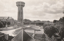 NEUVILLE-de-POITOU. - Les Jardins Public, Le Château D'eau Et Le Monument Aux Morts - Neuville En Poitou