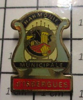 610D Pin's Pins / Beau Et Rare / THEME : MUSIQUE / HARMONIE MUNICIPALE D'ISBERGUES Pas-de-Calais En Région Hauts-de-Fran - Musique