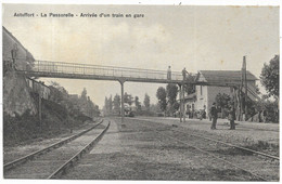 47-ASTAFFORT- La Passerelle - Arrivée D'un Train En Gare...... - Astaffort