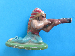 Figurine Alu Quiralu Indien Assis Tirant Au Fusil  Jouet Ancien - Quiralu