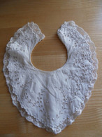 Bavoir En Coton Broderie Anglaise Et Pourtour  De Dentelle A  Appartenu à Un BB Né En 1908 - Autres & Non Classés