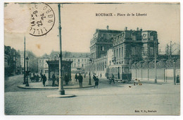 CPA   59   ROUBAIX    1924     PLACE DE LA LIBERTE      TRAMWAY  KIOSQUE A JOURNAUX - Roubaix