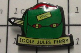 1818 Pin's Pins / Beau Et Rare / THEME : ADMINISTRATIONS / ECOLE JULES FERRY 1992 CARTABLE CRAYON - Administrations
