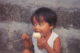 Manila Enfant à La Sucette  Boy With Lollipop  Association Alouette 55210 St Maurice Sous Les Cotes France - Philippines