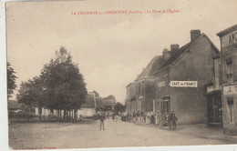 La Fresnaye-sur-Chedouet  72  La Place De L'Eglise Et La Rue Tres Tres Animée Devant Le Café De France Et L'Epicerie - La Fresnaye Sur Chédouet