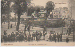 (94) IVRY-SUR-SEINE . Place D L'Hôtel De Ville (Pompiers Au 1er Plan, à Gauche / Kiosque à Musique - Ivry Sur Seine