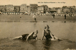 Les Sables D'olonne * Les Baigneuses Sur La Plage * Maillot De Bain Mode - Sables D'Olonne