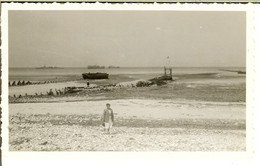 Vieille Photo En 1948 , Plage Du Débarquement Arromanches . - Luoghi