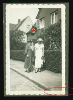 Orig. Foto 1938,  2 Elegante Junge Damen Mit Hut Stehen Vor Wohnhaus Mit Hakenkreuz Fahne, Fahne, Flagge, Festschmuck - Anonymous Persons