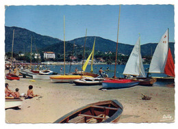 CAVALAIRE -- 1963 -- La Plage, Au Fond Le Grand Hôtel  (bateaux, Petite Animation ).........cachet  .................... - Cavalaire-sur-Mer