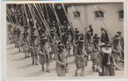 Carte-Photo . Défilé De GARDES SUISSES En Costume Typique Et Portant Lances - Uniformes