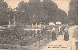 CPA Maisons Laffitte - Le Parc Place Du Chateau Et Avenue Eglé - Femmes Avec Ombrelles - Maisons-Laffitte