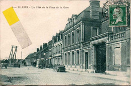 * LILLERS  Un Côté De La Place De La Gare - Lillers