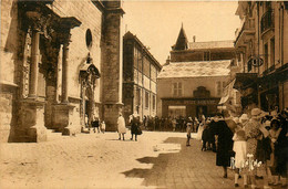 Les Sables D'olonne * Place De L'église Notre Dame De Bon Secours * Commerce AU PETIT LOUVRE - Sables D'Olonne