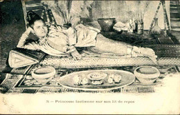LAOS - Carte Postale - Princesse Laotienne Sur Son Lit De Repos - L 120926 - Laos