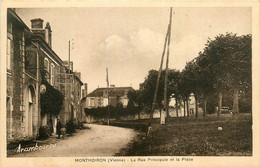 Monthoiron * La Rue Principale Et La Place Du Village - Otros & Sin Clasificación