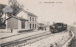 Wormhoudt (Nord) La Gare, Avec Train De Voyageurs Et Animation (train, Tramway) - Wormhout