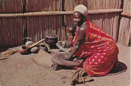 Afrique. CPM. Swaziland. Swazi Housewife Grinding Mealies. (animée, Enfants) - Swazilandia