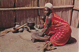 Afrique. CPM. Swaziland. Swazi Housewife Grinding Mealies. (animée, Enfants) - Swaziland