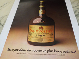 ANCIENNE  PUBLICITE LE PLUS BEAU CADEAU COGNAC COURVOISIER 1970 - Alcools