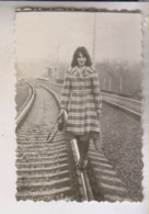 PHOTO. TRAIN. LOCOMOTIVE RAILROAD. BEAUTIFUL STYLISH GIRL ON THE RAILS. - Trains