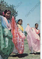 CARTOLINA  BANGLADESH,RAGAZZE BENGALESI IN ATTEGGIAMENTO DI DANZA,COSTUMI TIPICI,NON VIAGGIATA - Bangladesh