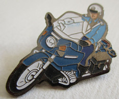 PIN'S MOTO MOTARD DE LA GENDARMERIE POLICE - Police & Gendarmerie