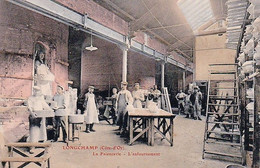 LONGCHAMP (Côte D'Or) - La Faïencerie- L'enfournement. Couleurs. Circulée En 1905. Bon état. - Other Municipalities