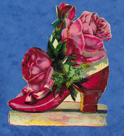 Découpi  Chromo Bouquet De Rose Dans Une Chaussure Ancienne - Légère Petite Déchirure En Bas à Droite Sur Le Socle - Fleurs