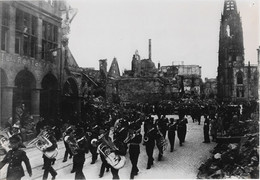 Münster (Westf.), Foto: Britische Militärkapelle Bei Einer Parade Auf Dem Prinzipalmarkt Zwischen Trümmern, Reproduktion - Muenster