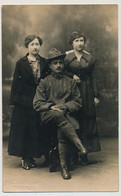 CPA Photo - Militaire Italien Posant Avec Deux Dames - Pho M. CAVADJA Torino - Personnages