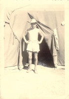 Photo D'un Militaire Torse Nu Avec Un Chapeau Devant Sa Tente  - Format 9x12.5cm - Krieg, Militär