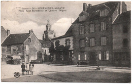 CPA DE BENEVENT-L'ABBAYE  (CREUSE)  PLACE SAINT-BARTHELEMY ET CHÂTEAU MIGOUT - Benevent L'Abbaye