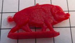 FIG621 En Plastique Rouge Dur 50's 60's, FIGURINE ANIMAL PLATE SANS MARQUE : COCHON SAUVAGE 20 Mm Haut - Autres & Non Classés