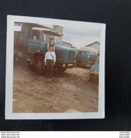 Couple Devant Un Ancien Camion + Camionnette Et Citrôen 2 Chevaux Photo9cm/9cm - Coches