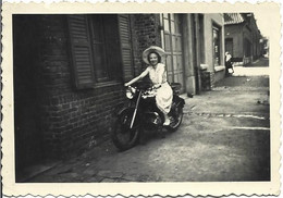 Ancienne Photo Jeune Femme à Moto . à Béthune . 8,5 X 6 Cm - Sports