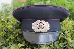 CASQUETTE  DE POMPIERS ALLEMAGNE DE L EST - Casques & Coiffures