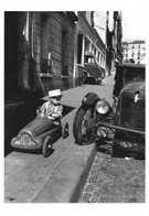 CPM - ROBERT DOISNEAU - BOLIDES PARIS 1956 - EDIT DU DESASTRE 1988 - Doisneau