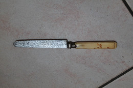 Couteau Ancien Avec Insigne Dela Maison De Vente - Knives