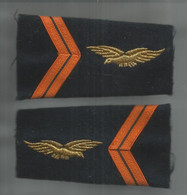 PASSANT D'EPAULE , Grade ,armée De L'air , LA PAIRE , Frais Fr 1.95 E - Blazoenen (textiel)