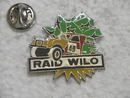 Pin's Automobiles RAID WILO - Pins 4X4 Numéro 49 Dans Les Palmiers Pin Raid Rallye Badge - Rallye