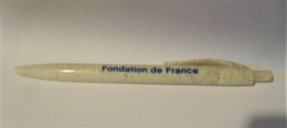 Stylo Publicitaire Fondation De France. Gris, Inscriptions En Bleu. - Stylos