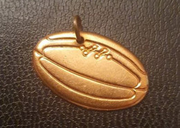 Petit Pendentif En Laiton Embouti Représentant Un Ballon (années 20) Récompense De Rugby - Rugby