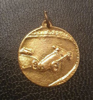 Petit Pendentif En Laiton Embouti Représentant Une Voiture De Course (années 20/30) - Automobile - F1