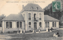 CPA 43 VOREY SUR ARZON PLACE DES MOULETTES ECOLE DE FILLES - Sonstige & Ohne Zuordnung