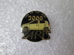 PIN'S    TOYOTA   YARIS    CAR OF THE YEAR  2000 - Toyota