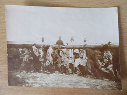 Guerre 14-18 - Photo De Travailleurs Portant Un Tronc D'arbre Sous Le Regard D'un Militaire Et De Marins - War, Military
