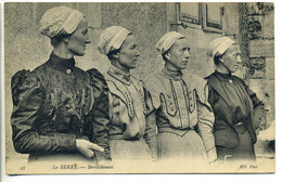CPA 18 BERRICHONNES 4 Femmes Coiffes Et Corsages Régionaux - Costumes