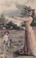 FEMMES Taille De Guêpe Et Enfant Couronne De Fleurs Dans Les Cheveux 1908 - Mujeres